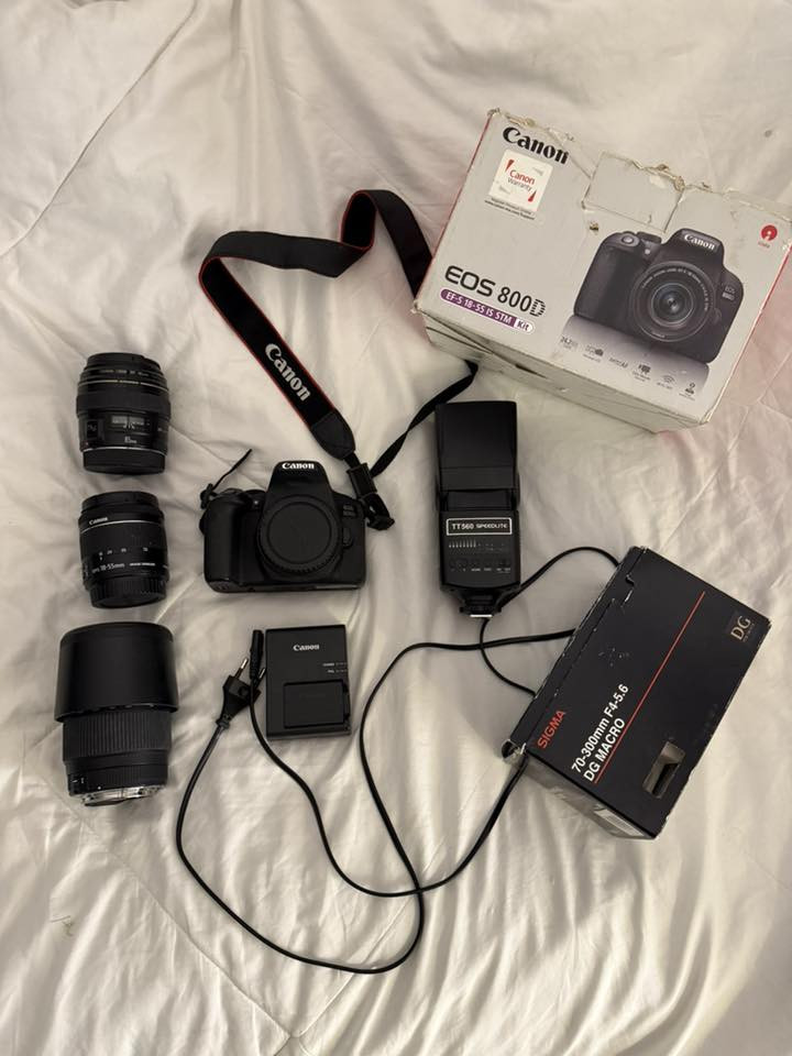 كاميرا  كانون( canon 800d) للمبتدئين للبيع
 مع ملحقاتهاً كامله 

عدسه (55/18)
وعدسه 85mm
وعدسه 70-300 mm 
DG mACRO
حزام كتف 
وجنطه 
رام 32
شاحنه  أصليه 
بطاريه اصليه 
وفلاش سبيد لايت يشتغل على البطاريه 

الكامره تتميز 
بمستشعر CMOS بدقة 24.2 ميجابكسل بتنسيق DX.
المستشعر والمعالج
• 24.2 ميجا بكسل — مستشعر APS-C CMOS عالي الجودة.  ￼
• نظام تركيز Dual Pixel CMOS AF يساعد على تركيز سريع ودقيق خصوصاً في تصوير الفيديو.  ￼￼
🔹 الشاشة لمس وقلابه
⸻
مميزات كاميرا Canon 800D

✔ جودة صور ممتازة (24 MP).  ￼
✔ نظام تركيز قوي وسريع.  ￼
✔ شاشة قابلة للدوران تعمل باللمس 
ممتازة للفيديو والصور ..

 للاستفسار   اكثر وللشراء  ولمعرفة السعر 
إرسال على الرقم ***********
