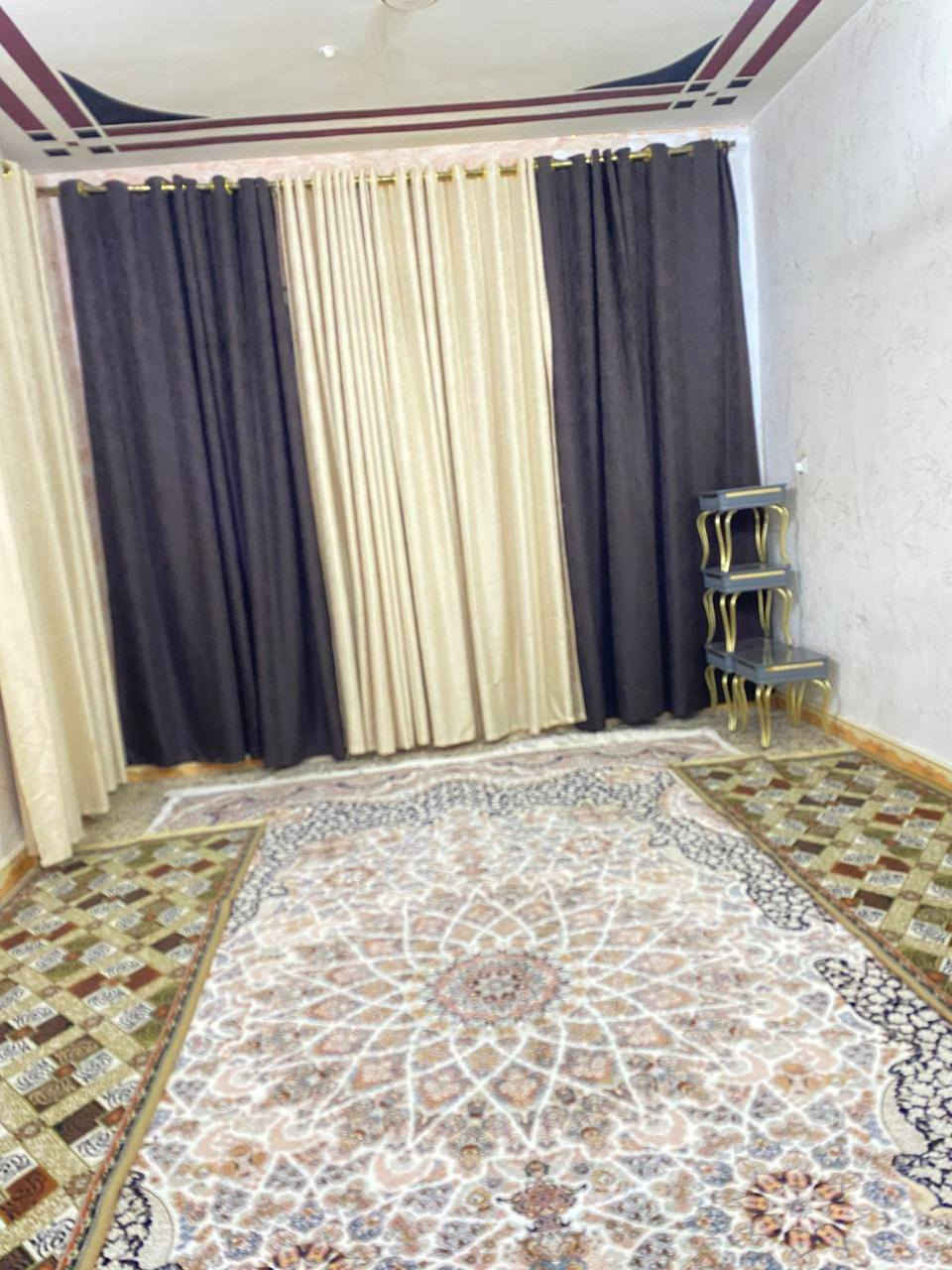 السلام عليكم 

بيت للبيع مساحة 200م طابقين تحويل قرار محكمة 
منطقة الكوت الجديدة بداية شارع الاقواس ركن على شارعين قرب ثانوية الابرار الاهلية بلضبط اول بيت بشارع الاقواس 
يتكون الطابق الاول من غرفة ومطبخ وهول كبير واستقبال وصحيات 
الطابق الثاني غرفتين ومطبخ وصحيات وهول 
البيت جاهز ب الكامل يعني كلشي ماتصرف علي 

علما يحتوي البيت على محل وبرج انترنت مؤجر شهريااا 

للاستفسار الاتصال على الرقم *********** 
او خاص 
اسف على الاطالة ❤️
