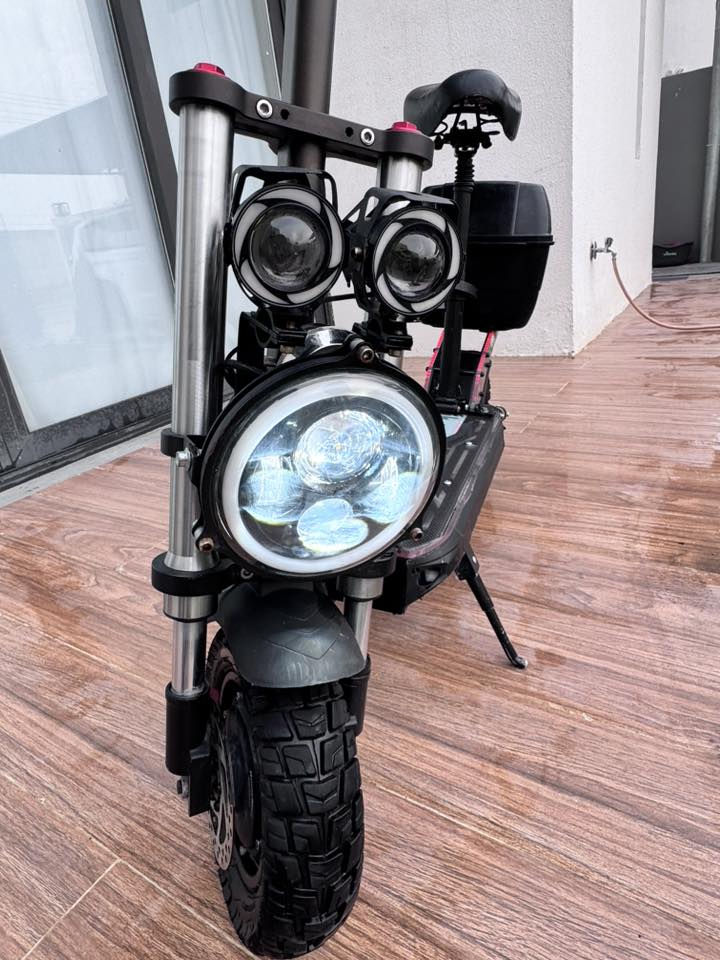 اقل من نص السعر    500 الف بس 
بلادي ونظيف جدا 
ماشي فقط  1208 كيلو  فقط 

مشتري 900$ قبل فتره من شارع فلسطين 
حالياً ابيع 500 بس 

المواصفات الأساسية لهذا السكوتر
• المحرك: 500 واط (Brushless Motor).
 • البطارية: 48 فولت ليثيوم.
 • السرعة القصوى: تقريباً 40 – 45 كم/س.
 • المدى بالشحنة الواحدة: حوالي 35 – 45 كم حسب الوزن والطريق.
 • وقت الشحن: تقريباً 6 – 8 ساعات.
 • حجم العجلات: 10 إنش هوائية.
 • الفرامل:
 • ديسك أمامي
 • فرامل كهربائية خلفية
 • التعليق (المساعدات): أمامي وخلفي لامتصاص الصدمات.
 • الحمولة القصوى: حوالي 120 – 150 كغم.
 • الوزن: تقريباً 18 – 22 كغم.

المميزات 
 • مقعد مريح قابل للفك.
 • صندوق خلفي للتخزين.
تحب ترفع الصندوق الخلفي  عادي جداً هذا اني مخلي علمود المسواك 
 • مساعدات أمامية قوية.
 • إضاءة LED جانبية للزينة والرؤية الليلية.
 • قاعدة واسعة للوقوف.

✅ هذا السكوتر مناسب للتنقل داخل المدينة أو المشاوير القريبة، ويعتبر من السكوترات القوية مقارنة بالسكوترات الصغيرة العادية.

موجود في مجمع البدور 
***********
