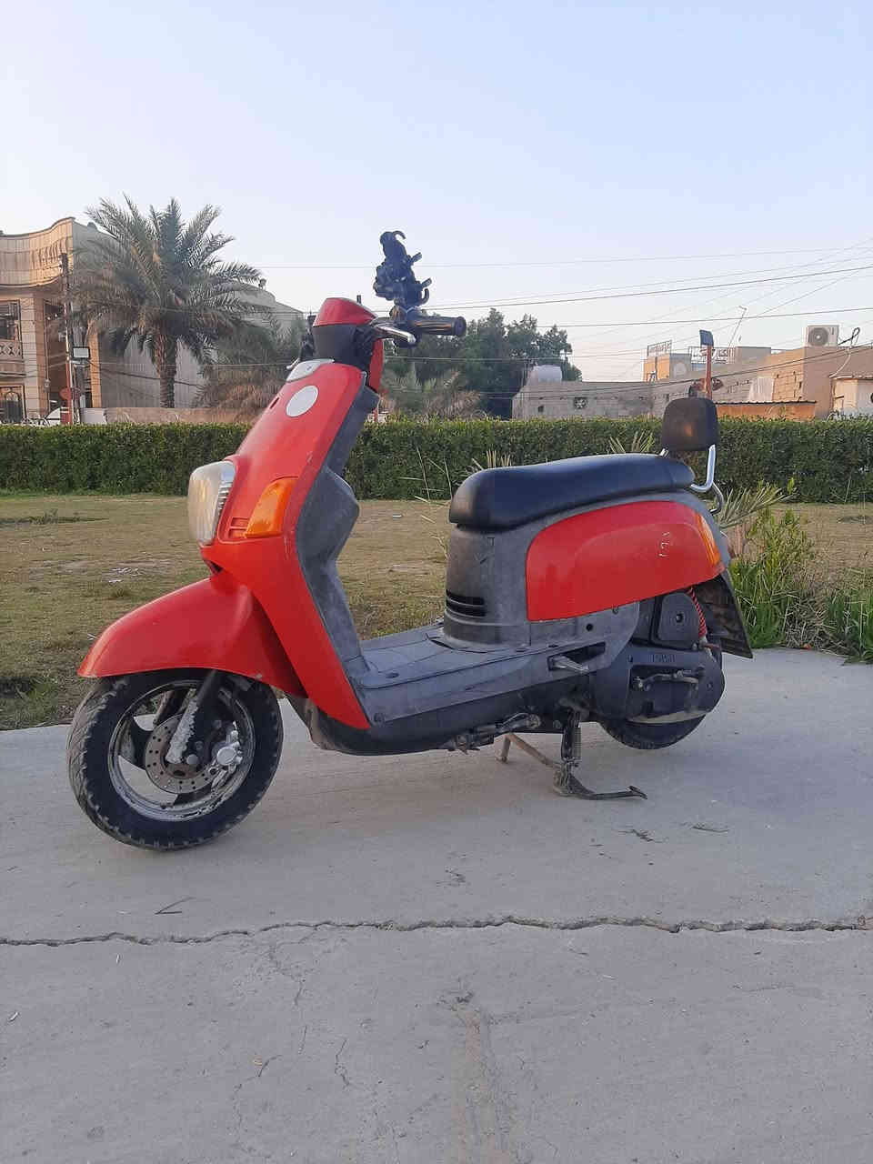 سلام عليكم 
دراجه ماكس بوليس كابريتر 
دراجه نضيفه مال رنبه على أيدي 
اي نقص ما بيها و الدواخل ملح و احلا من الصور بهواي و كفرها مختم تطابقه وي الشاصي و ما مفتوحه ولا بيها اي شي تجاري الدراجه للمراوس او البيع *********** 
واعتذر ع الاطاله.
