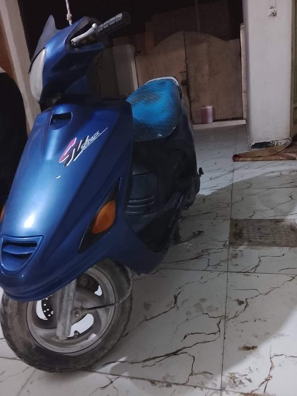 السلام عليكم دراجه فراشه كامله من طول له طول كلشي شغال اشاير لايت هورن سلف عداد سرعه كيج بانزين كلشي شغال محرك ناعم حلوه سعره 300 وبيه مجال مكان ابو الخصيب رقم *********** بس وتساب
