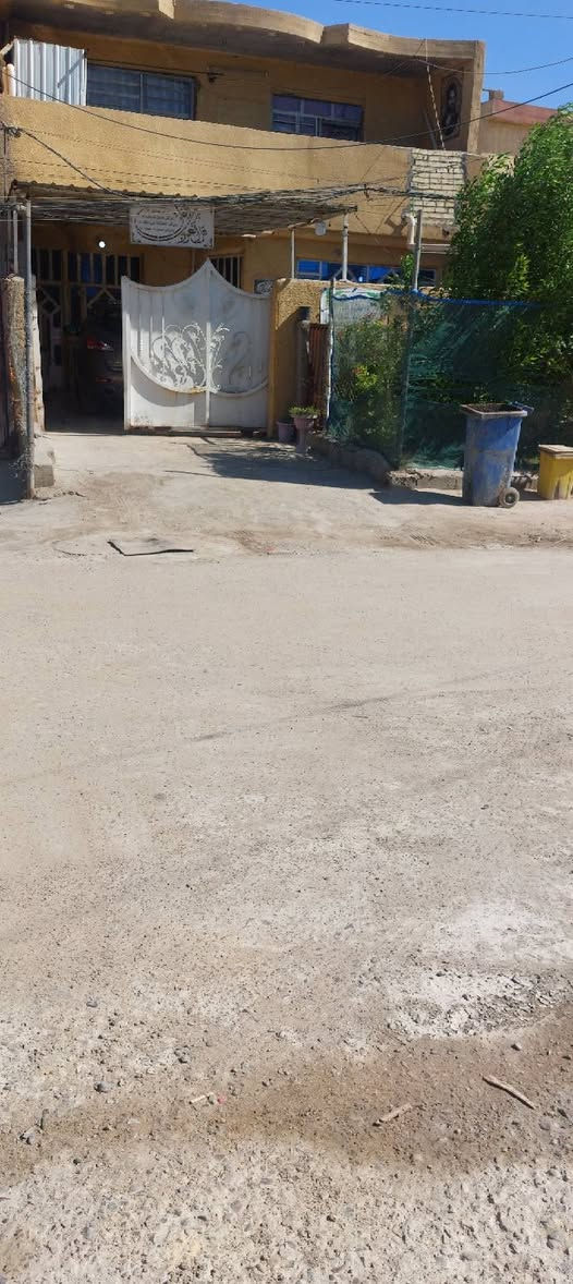 بيت للبيع طابقين مسلح يحتوي اربعه غرف نوم كبار واستقبال كبير مساحه ٢٠٠متر كامل خدمات حي جابر فلكه سلمان تبليط مجاري منطقه حلوه هادءه تليفون *********** اتصل واني بخدمتك
