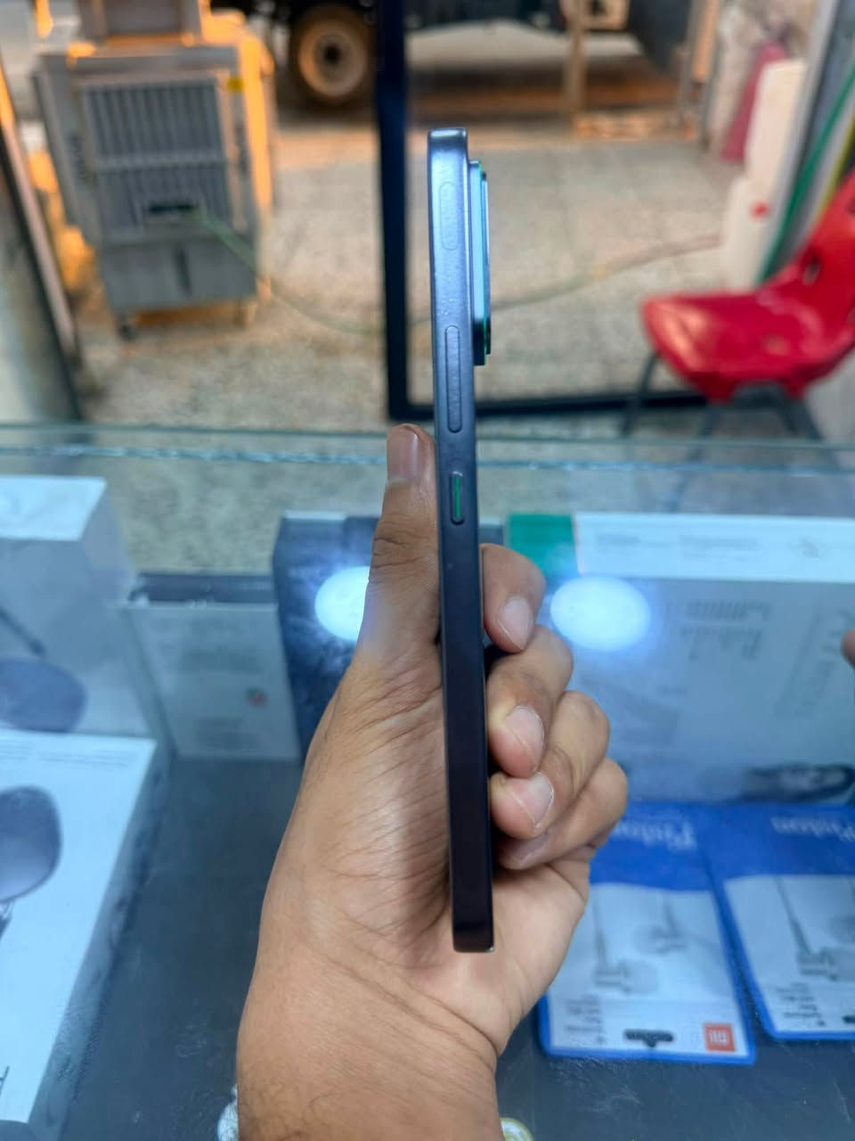 للبيع: وحش الألعاب وعملاق الأجهزة Infinix GT 30 Pro 💥🔥
إذا تدور على جهاز يجمع بين القوة المطلوبة، الأداء الجبار، والنظافة الفول... فهذا الخيار المثالي إلك! 👑🎮
✨ مواصفات ونظافة الوحش:
 💎 النظافة: 99% (أخو الجديد تماماً، خالي من أي شخط أو عيب).
 👤 الاستخدام: استخدام شخصي خفيف جداً ومحافظ عليه بشكل ممتاز.
 💾 الذاكرة: 256 جيجابايت (مساحة عملاقة تكفيك للألعاب الثقيلة والتطبيقات).
 🚀 الرام: 12 جيجابايت + توسعة 6 جيجابايت إضافية (المجموع 18 جيجابايت – أداء طيارة وسلاسة فائقة!).
 🔋 البطارية: فول 100% وتدوم وياك ليوم كامل حتى مع الاستخدام الثقيل.
🎮 مميزات الجيمينج الخارقة:
 🎯 شفتات ببجي مدمجة: شفتات ألعاب مدمجة بالجهاز تنطيك أفضلية وسرعة استجابة خيالية باللعب! 🔫🕹️
 💡 إضاءة خلفية مميزة: تصميم جبار مع إضاءة خلفية (RGB) تنطيك مظهر ألعاب فخم وعصري يجذب العين! ✨
🎯 ليش هذا الجهاز بالذات؟
تصميم عصري وجريء، شاشة بسلاسة فائقة، ومعالج قوي ينطيك أفضل تجربة ألعاب ومهام يومية بدون أي تقطيع! ⚡
📦 الملحقات: (وياه فقط الشاحنة الاصلية)
📍 المكان: (بغداد-الكمالية)
الرقم : *********** واتساب فقط

السعر جداً مناسب 350 الف قفل 🔐
