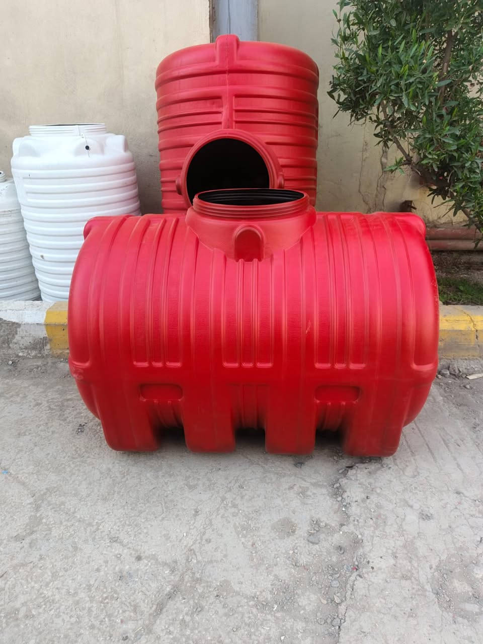 يالله سلام عليكم ‏ ‏توفر خزان 1000لتر افقى من ‏منتجات شركة الأمير  يوجد لدينا جميع أنواع الخزانات جمله فقط شرط الضمان شركة الأمير ويوجد توصيل لجميعافظات للطلب ولاستفسار ع الأرقام التأليه /***********/70801558489
