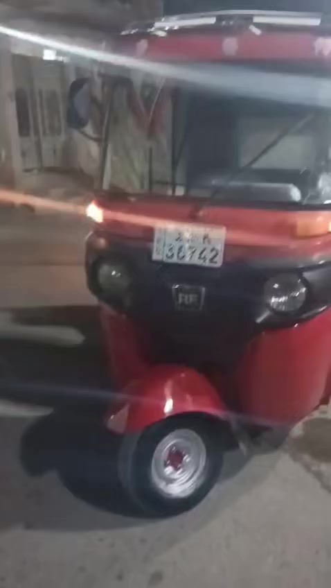 السلام عليكم تكتك للبيع موديل 2017 رقم وسنويه انكليزي مكينه 20 لا صرف ولا تبخير بيها صبغ بالدوسات فقط مثل ما موضح بالفيديو تكتك خير من الله لا تنقيص ولا تبخير العنوان بغداد فلكه حي النصر الرقم ***********
