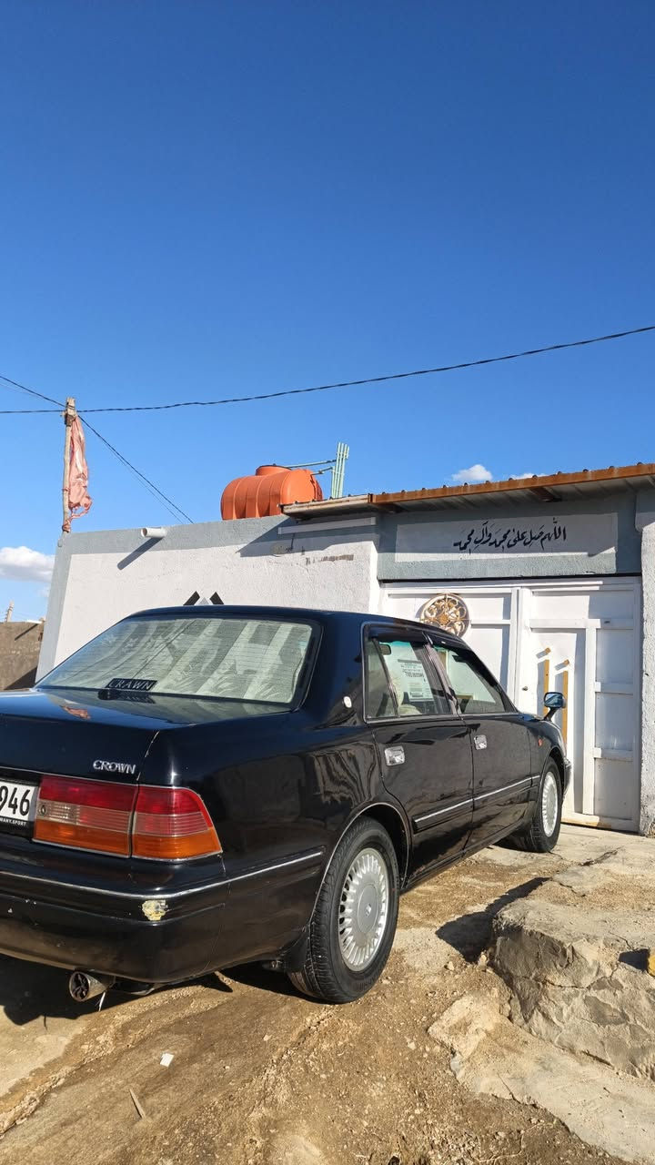 سلام عليكم راس ثور تكم لون أسود 
مديل 2000
خمس دكم 
كهربايات كله شغاله 
مكينه كير مكفولات 
بيه ضربه بل جاملخ الخلفي مو قويه بس جاملغ بجهة سايق مضرر شويه سيارة حلوه شاصي 55فحل 
بأسمي مداور ثاني يوم تبريد عاطل تبريد قطعتين مكاني ديوانية شنافيه سعر105وبيهه مجال قليل حك جيه         
                    ‏‪***********‬‏
