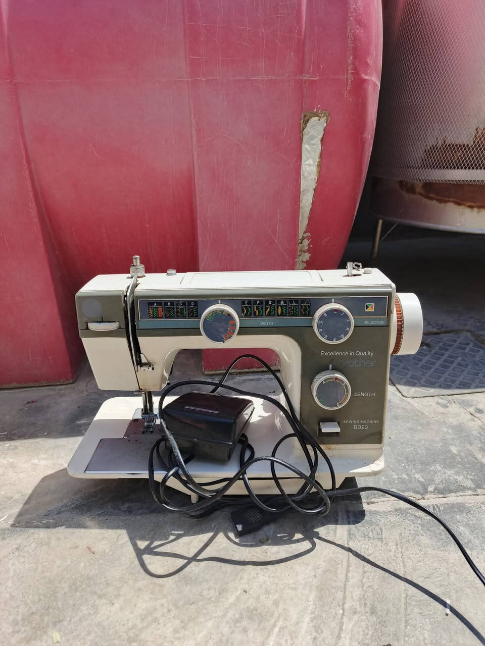 السلام عليكم غراض للبيع 
جهاز رياضي نظيف سعرة, 75  
مكينة خياطة سعرها, 60
, ***********
