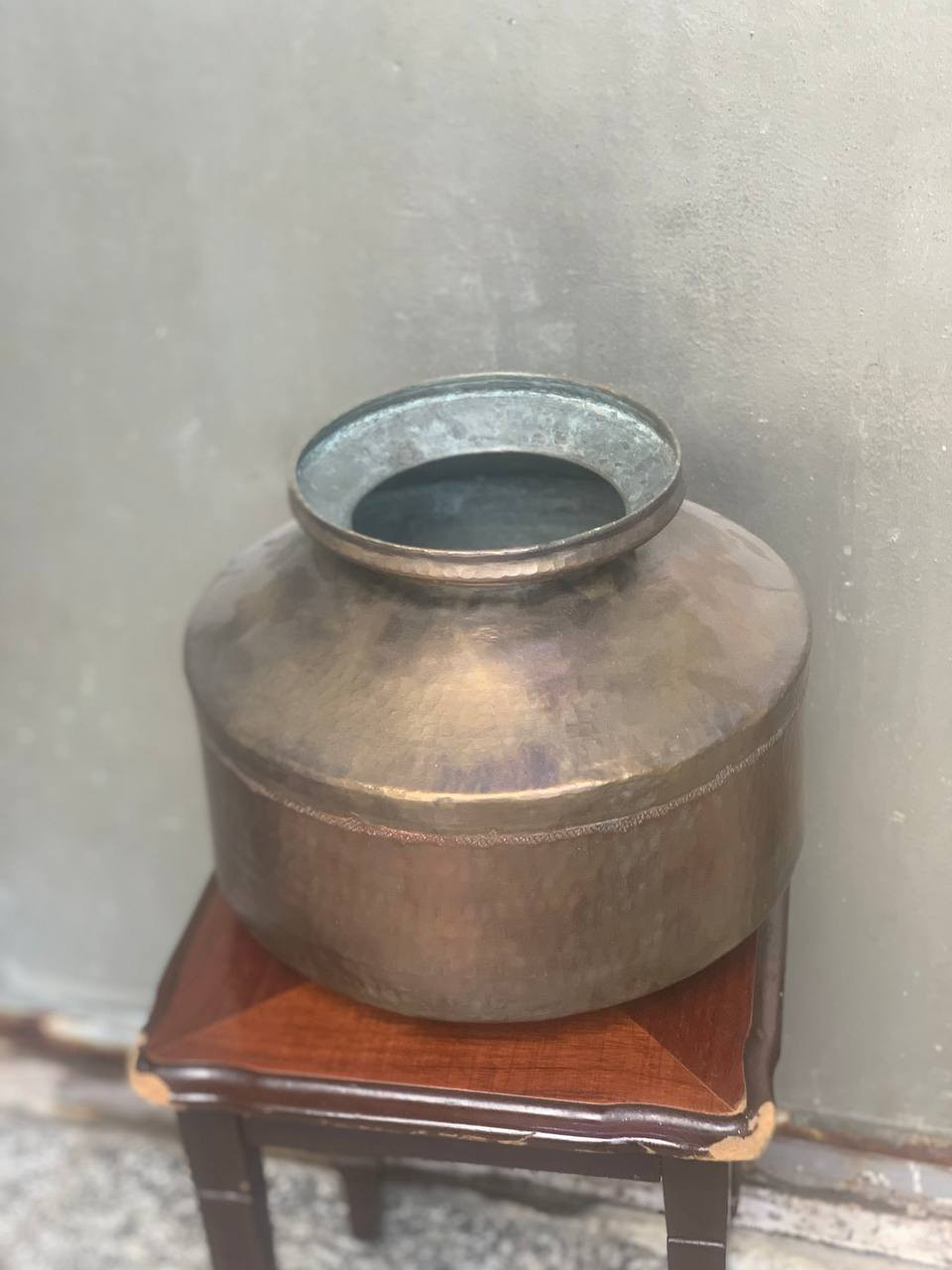 طنجيرة مال حليب نحاس أحمر قديم نضافة تامة إرتفاع 30سم عرض القاعدة 33سم تتحمل 13لتر *********** بغداد يوجد توصيل
