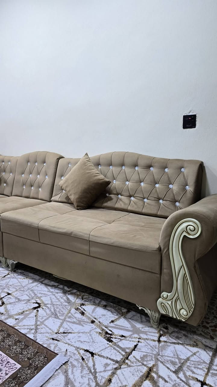 ديوان 8نفرات مستعمل نظيف للبيع
السعر 160 الف وبي مجال بسيط 
***********
