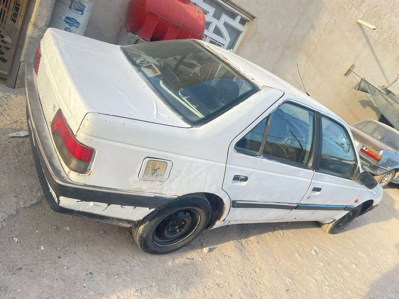 بيجو روّى مكينه كربلائي اوتماتيك شغاله وتمشي حدايه نضيفه غرفه نضيفه نقصه بس بطانه باب سايق    وجبنه مال مكينه ذب دهن وجاين مثقوب. دير راعيه بل كوفه شارع معمل بس ما واصله. سنويه ساقطه 2020 لوحه خلفيه ضايعه.  غرامه ولا ربع عليه.  ابيعك فقط مكاتبه وانطيك رقم الي شتريت منه ياخذك لراعيه بس ابيع بدون راعي سعر  10 قفل   *********** مكان نجف شارع مطحنه
