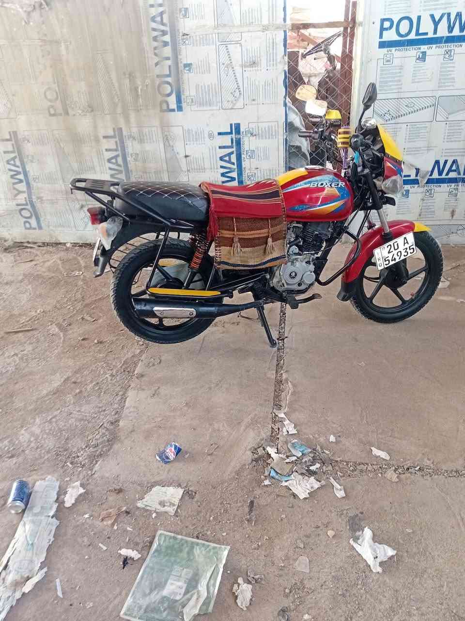 السلام عليكم دراجه بوكسر موديل 20 نضيفه ما مفتوحه كفاله عامه مرقمه لوحات انكليزي كامله تحويل مباشرة اي نقص مابيها دراجه خير من الله مال جناي تاخذها تترحملي السعر 1900 وبيها مجال خاص ما موجود رقم *********** اتصل مكاني  فلكة الامين شارع الديري
