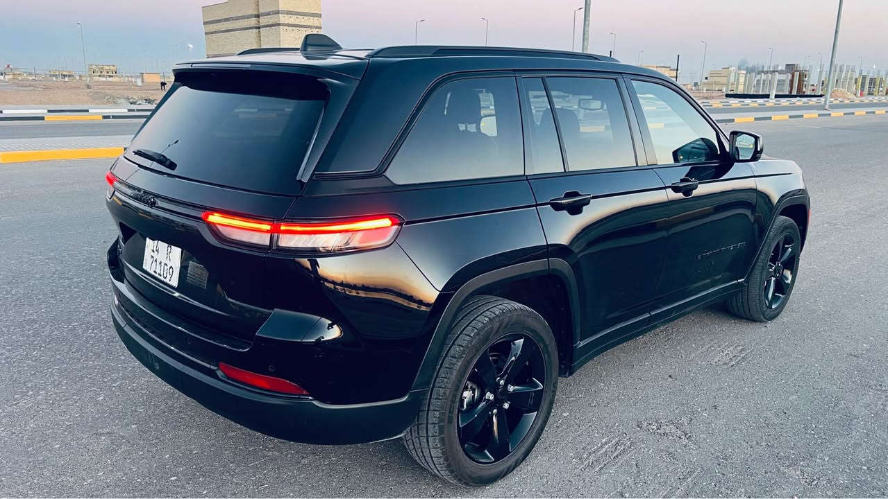 جيب گراند شيروكي 2023  5 راكب لون اسود محرك 3600
السيارة ماشية 50km فول مواصفات 
رادار امامي* نقطة عمياء *شفتات ستيرن *كشنات كنتارة وجلد *شاشة كبيرة كار بلي *شحن لاسلكي *كير طيارة *فتحة سقف سلايت
الضرر جاملغ وبنيد مثل ما موضح بالصوره مصلح وكامل  
السيارة رقمها بصرة 
رقم الشاصي /1C4RJHAG2PC647068
السعر 260$
العنوان /البصره 
الرقم/*********** البصرة, العراق
