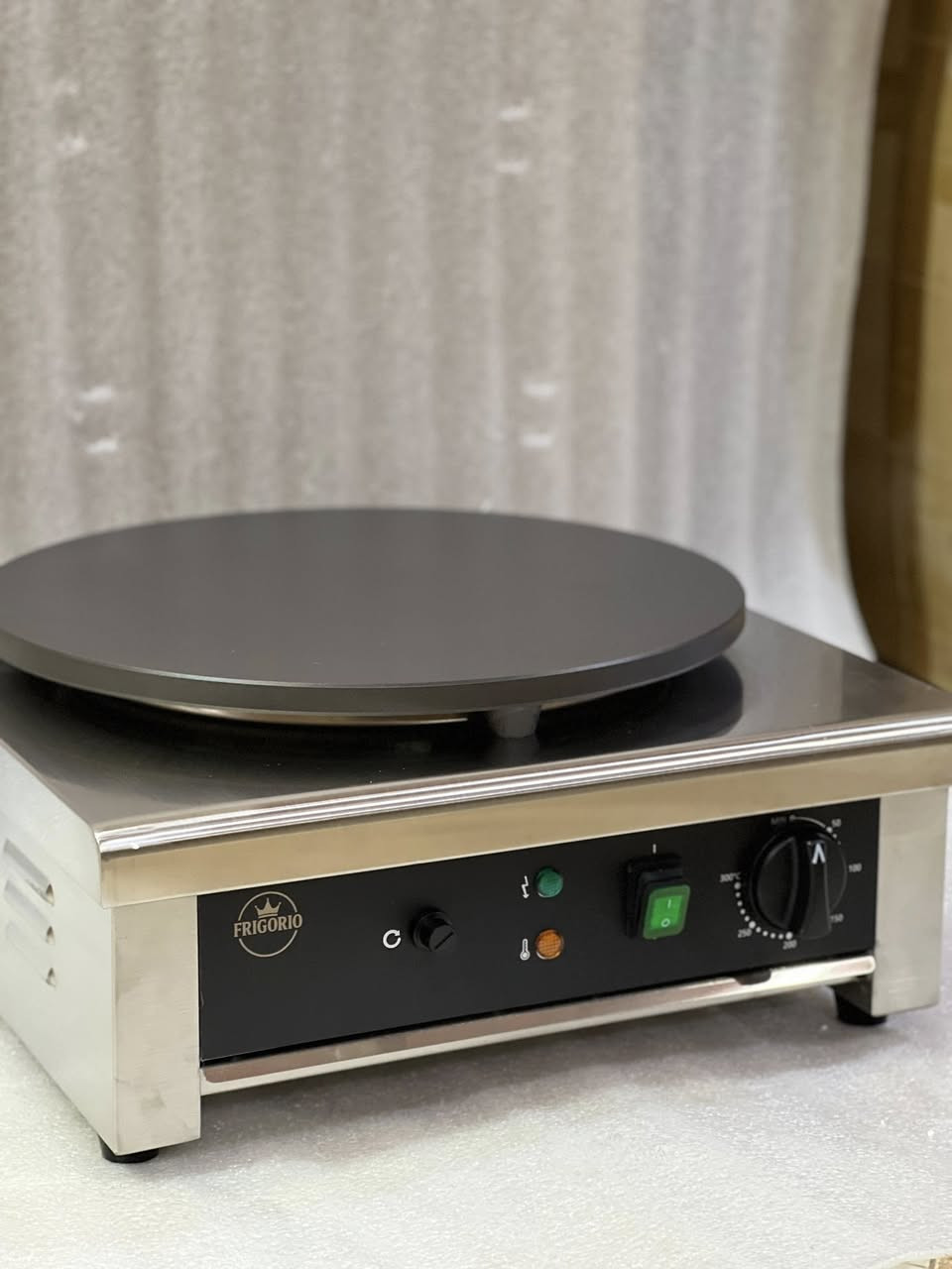 🔥 إعلان بيع – جهاز كريب شغل خاص 🔥  

متوفر للبيع جهاز كريب شغل تفصيل خاص وجودة عالية، مناسب للمطاعم والكافيهات وعربات الأكل السريع 
الجهاز مصنوع من معدن قوي وثقيل حتى يتحمل الشغل ويعطي توزيع حرارة ممتاز على كامل الصاج.

🔹 مواصفات الجهاز:  
✔️ قطر الصاج: 40 سم  
✔️ جديد وغير مستخدم  
✔️ شغل خاص وليس تجاري جاهز  
✔️ توزيع حرارة متساوي لنتيجة طبخ أفضل  
✔️ سهل الاستخدام والتنظيف  

📦 متوفر بيع مفرد وجملة  
🚚 يوجد توصيل إلى جميع محافظات العراق  

📍 الموقع: البصرة  - قضاء المدينه 

📞 للاستفسار والشراء: ***********
