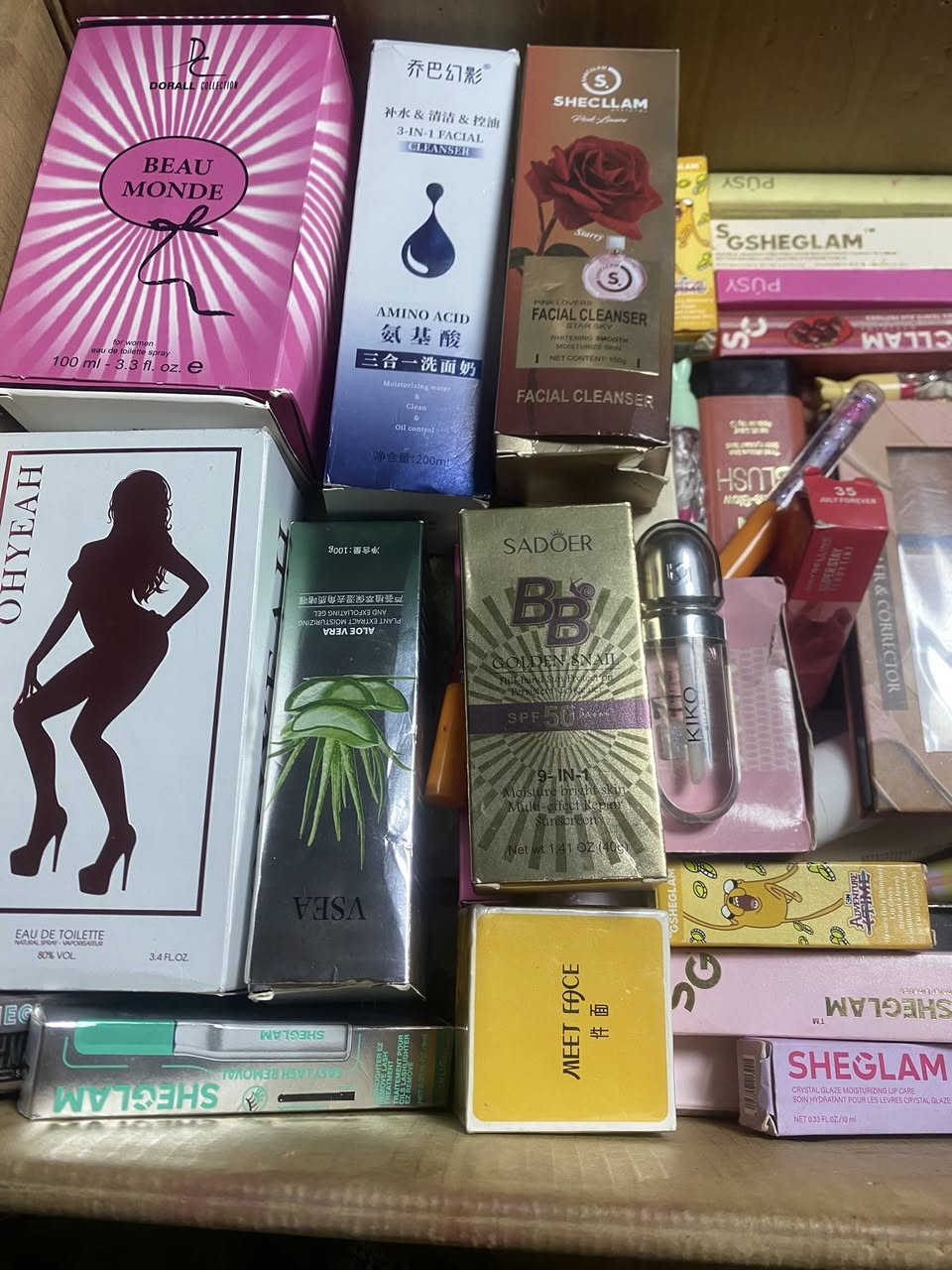كارتون عطور وميك اب وعنايه العنايه كولها كوريه وميك اب ماركات شي كلام وكيكو وميبيلين وغيرها وعطور كولها كوبي ماستر بيها ثباتيه وتجنن الكارتون بيها 75 قطعة تقريبا او اكثر الي تريدها تدخلي خاص او واتس ***********
