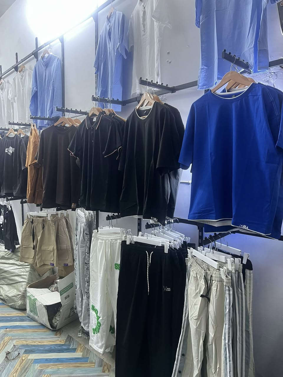 شلعة ملابس شبابية وأحذية عدد الملابس 155قطعة بجايم تراكات برمودة تشيرتات
مكاني حي اور ***********
