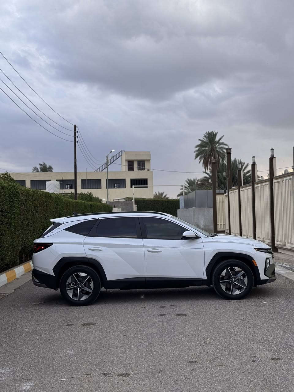 السلام عليكم ( Hyundai Tucson 2025 )
المواصفات : 
شاشه 12.3 بوصة متصل 
تبريد شاشه منفصل قطعتين 
داخل ابيض 
تدفئه كشنات 
كشنات كهرباء 
بصمه 
تشغيل عن بعد 
رادارات امامي خلفي 
كامره دوار 
اوتو بريك 
حساسات 360 درجة 
نقطه عمياء 
تنبيه حركة المرور الخلفيه 
نظام تحديد المسار 

ضررها : السياره بدون قطرة صبغ فقط بارد بقبق الجنطه وبارد بخشم البنيد بدون دواخل السياره على وضع البلاد كلشي ما تبدل بيها 
ماشيه : 200mil
السعر 205$ 
الرقم : ***********
