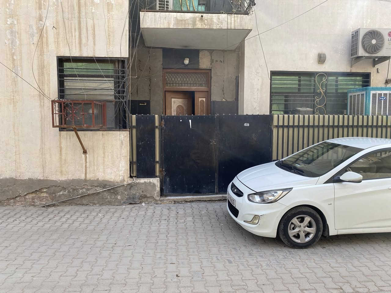 بيت للبيع في الغدير محلة 706 ثلاث طوابق( هول ومطبخ وثلاث غرف نوم غرفتين سويت وثلاث حمامات) للاستفسار ***********
