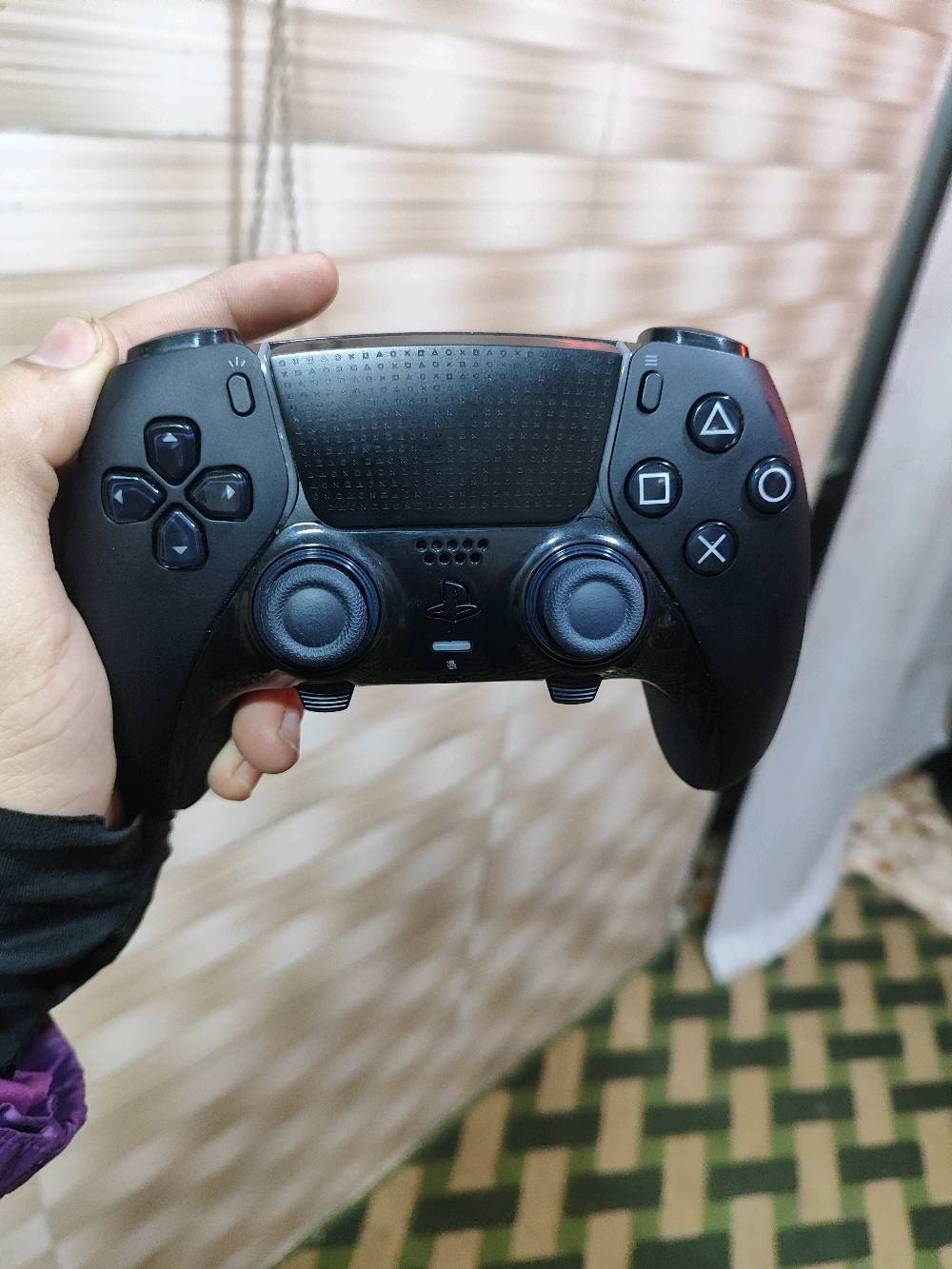 يد تحكم بلي 5 احترافية 
استعمال قليل ونضيفة كلش وحالة ممتازة بدون اي خلل 
الملحقات: 
الكارتونة 
كيبل شحن 
شفتات 
حافظة اليد

العنوان بغداد/البياع