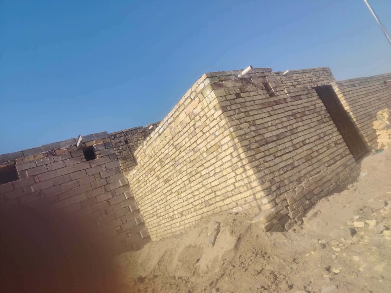 على بركة الله 🏠 
*دار للبيع - بعلي غازي بصفه*  
*المساحة*: 200 متر  
*التقسيم*: غرفتين + صالة + مطبخ أبراني + صحيات  
*الحالة*: كهرباء وماء موجود - عوزة لبخ فقط  
*السند*: 25 - يدور باسمك مباشرة
فرصة للبناء على الذوق.
للاستفسار: راسل الصفحة أو اتصل.***********
#بيوت_للبيع #بعلي_غازي_بصفه #سند25 #عقارات_الديوانية
