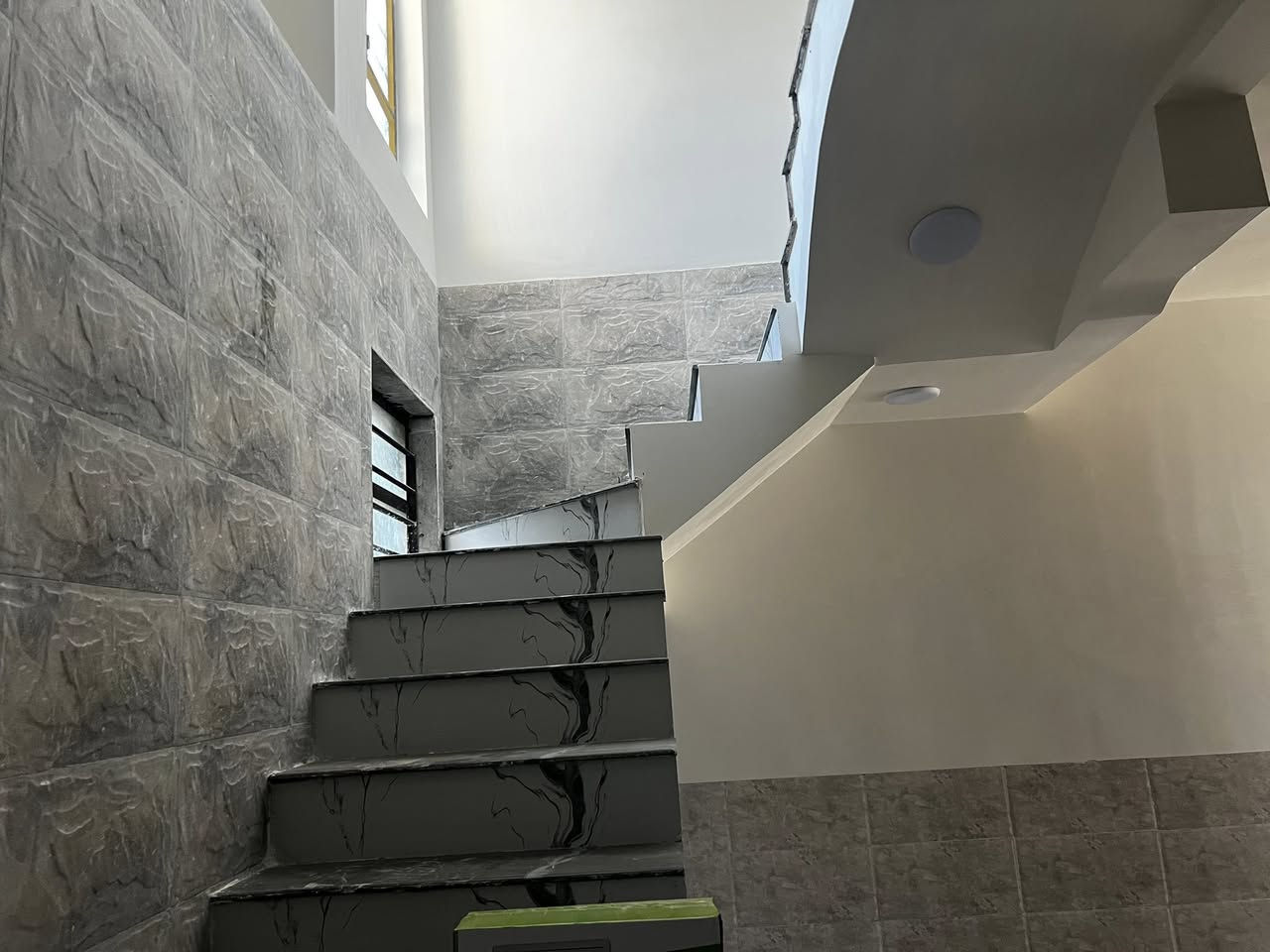 دار للبيع طابو زراعي سند 25 تحويل مباشر مساحه 100 متر بناء حديث صار شهر من كمل موقع البيت البكرلي ثانيه شارع مخبز ليمونه خلف مضيف الشيخ نعمه عرض شارع 10 متر كافت الخدمات متوفره يحتوي البيت غرفه نوم ستقبال  كليدور مطبخ حار بارد مجمع صحيات وحمام داخلي بيتونه كبيره السعر 77 بيه مجال من يرغب بشراء الدار الاتصال علي الرقم ***********
