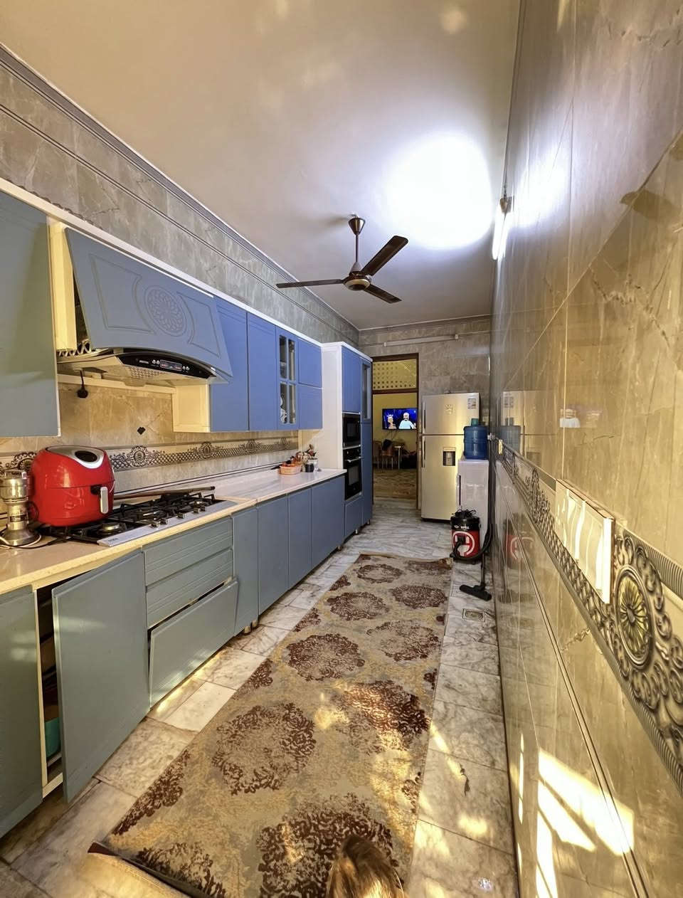 بيت للبيع🏠
المساحة 179م
الواجهة /6.5م 
النزال /27.5م
يتكون البيت من ثلاث طوابق
الطابق الأول استقبال كبير
مطبخين حار وبارد
صالة واسعة
 غرفة نوم  وخدمات صحية 

الطابق الثاني ثلاث غرف نوم مع خدمات صحية
الطابق الثالث غرفة نوم صالة كبيرة  وخدمات صحية

بناء حديث وموقع استراتيجي (موقع مميز وقريب من جميع الخدمات)
مناسب للسكن العائلي والاستثمار
 
الموقع في  حي سومر / الضباط شارع الحمام- الشارع العريض

للأستفسار 
***********
***********
