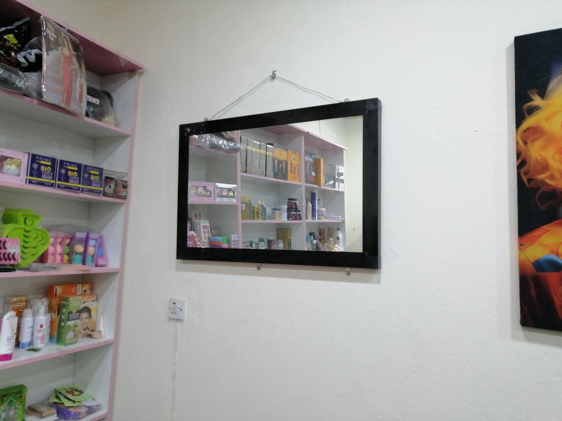 أغراض حلاقه للبيع  صالون كامل كراسي عدد ٢ عربانه عدد١ كرسي غسل عدد ١ فاترينات عدد٣  مرايات خلفيه ٢ ديكور حلاقه  اخو الجديد تفصال كامل يتفصخ يصير ٥ قطع مكاني كربلاء *********** سبب البيع صار عندي ضرف  سعر مناسب للعلم البيع بدون بضاعه
