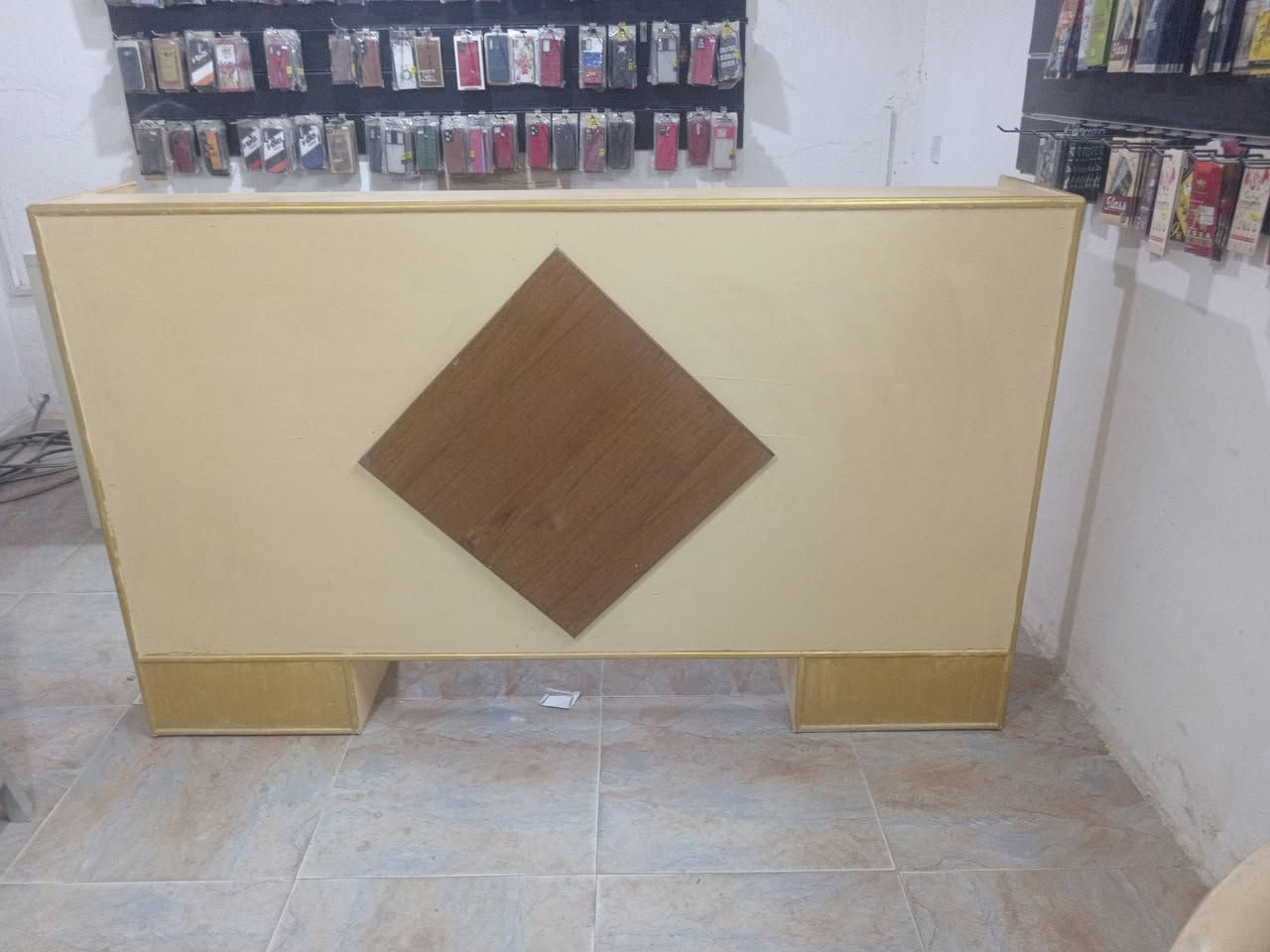 غراض مستعمل نضيف لبيع جام خانه وميز احطاطه وخشب ثكيل الاستفسار مراسله او الاتصال على   رقم***********
