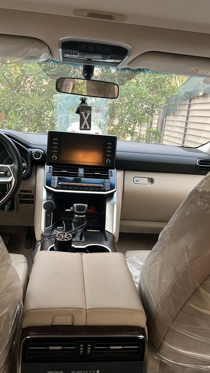 لانكروز موديل 2024 ماشيه 33 لف مكفوله من الضربه والبارد  مكينه وكير مكفوله سياره بيها شغوط ناعمه بالباب كلش خفيفه سياره بلاك ***********
