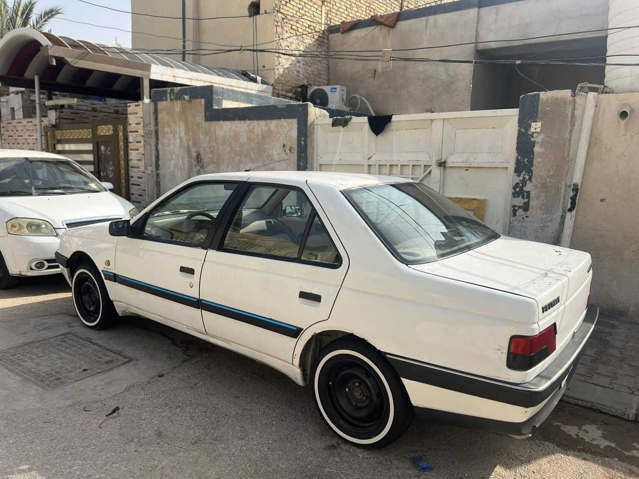 بيجو 405 2010سياره مال جناي دوشمه جديده تخم تاير جديد حداديه جديده تبريد ثلج مشط ستيرن برازيلي السياره بسمنه سنتر لوك مع الجنطه ***********
