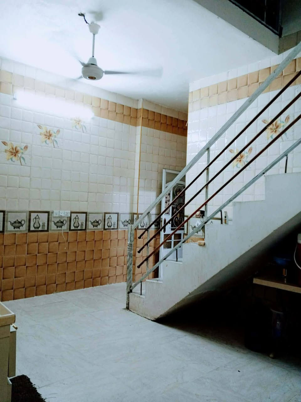 سلام عليكم بيت للبيع
مساحه 100م واجهه 5 نزال 20

يتكون من استقبال🛋️ وحولي🪑 وغرفه نوم🛏️

وصحيات🛁 الطابق الاول الطابق الثاني

غرفتين 🛏️نقص كاشي صيحات كامله 🛁

علمن البيت طابو زراعي سند 25🧾

عنوان شارع الكهرباء حسينيه الامام 

المهدي قرب صيدليه زينه علي  فرع 3 اي إستفسار 📱***********او مراسلة الصفحه نقص واجهه صبغ
