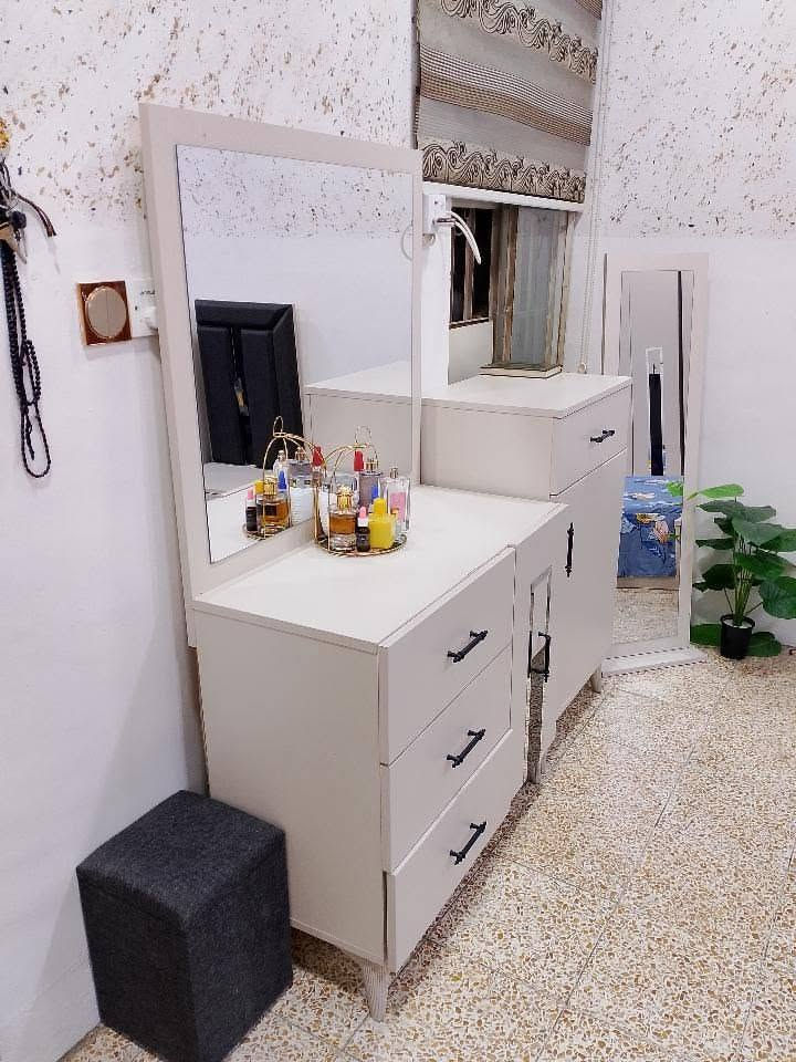غرفه تركيه مستخدمه شي قليل نضيفه حيل 8 قطع السعر 550 وبيها مجال رقم الهاتف ***********
