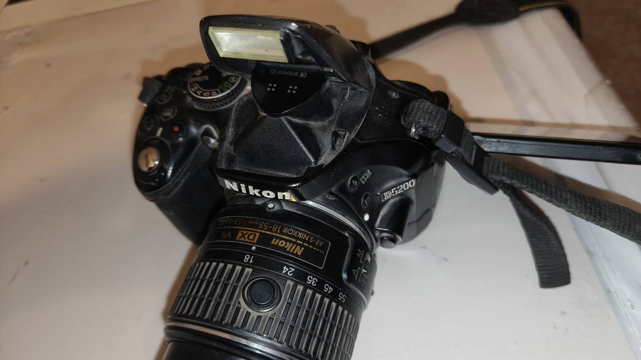 كاميرات للبيع 5200 عدسة 18/55 والثانية عدسة 55/200 السعر الواحدة 250000الف
***********
