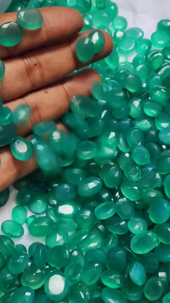 Green onix faceted stone 
Total wt 2270 ct 
Pis 398 
Lantch 10 mm to 15 mm 
110  usd dollar for all 
Shpping would wide


**إذا كنت صاحب هذا الإعلان وتريد حذفه لأي سبب، رجاءا أرسل رسالة إلى الدعم الفني**