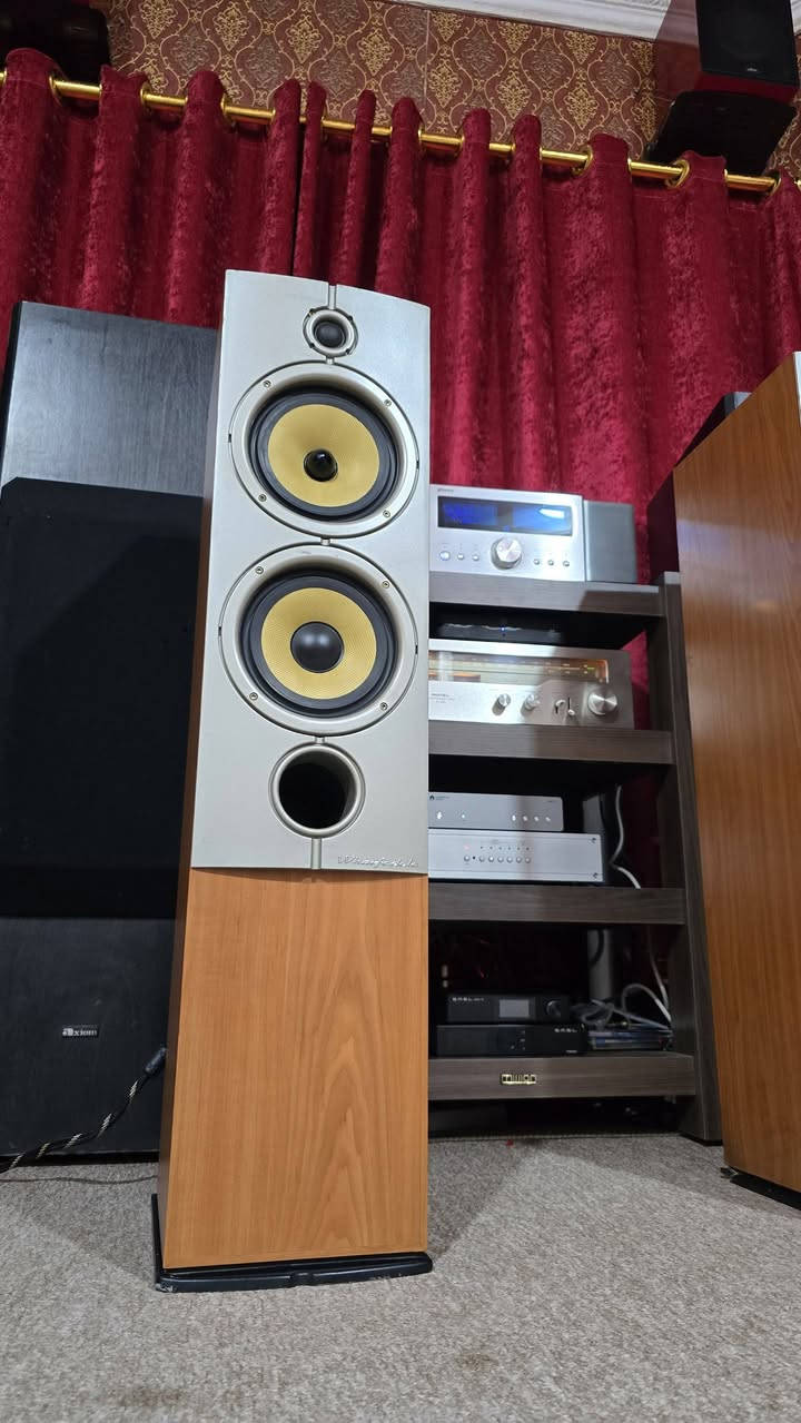 سماعات Wharfedale Diamond 8.4 تعتبر من السماعات البريطانية المشهورة  وصوتها معروف بالدفء والباس الممتلئ.
Wharfedale Diamond 8.4
المواصفات
التصميم: Bass Reflex
النظام: 3-Way
التردد: 30Hz – 20kHz 
المقاومة: 6 Ohm 
قدرة الأمبليفاير المناسبة:   150 واط 
التويتر: 25mm Soft Dome
الميدرنج: 6.5 إنج Kevlar
الووفر: 6.5 إنج Kevlar 
الأبعاد:
الارتفاع: 90 سم
العرض 21.3 سم 
عمق 30 سم
طبيعة الصوت
الصوت دافئ ومريح للاستماع الطويل.
الباس قوي وعميق مقارنة بحجمها.
الميد ممتاز للأغاني والأصوات البشرية.
التريبل ناعم مريح 
السعر 290 الف


**إذا كنت صاحب هذا الإعلان وتريد حذفه لأي سبب، رجاءا أرسل رسالة إلى الدعم الفني**