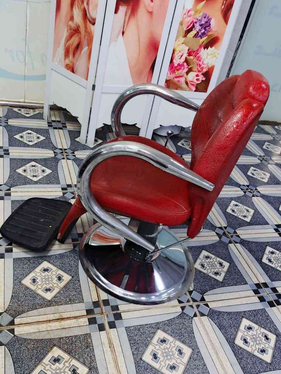 كراسي حلاقه عدد 2 بحاله جيده كما موضح بالصور السعر 170 مكاني بغداد البياع مقابيل هايبر ماركت البياع رقم الهاتف *********** بغداد, العراق
