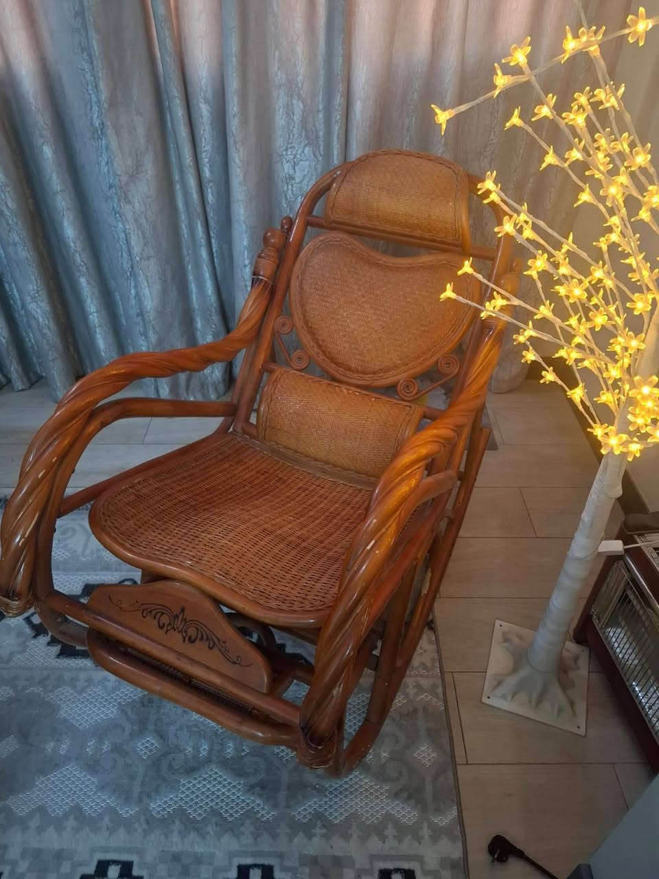 السلام عليكم كرسي هزاز خشب للبيع السعر ١٥٠ ماخذي ب٢٠٠ مكاني بغداد للاتصال والاستفسار فقط واتساب ***********
