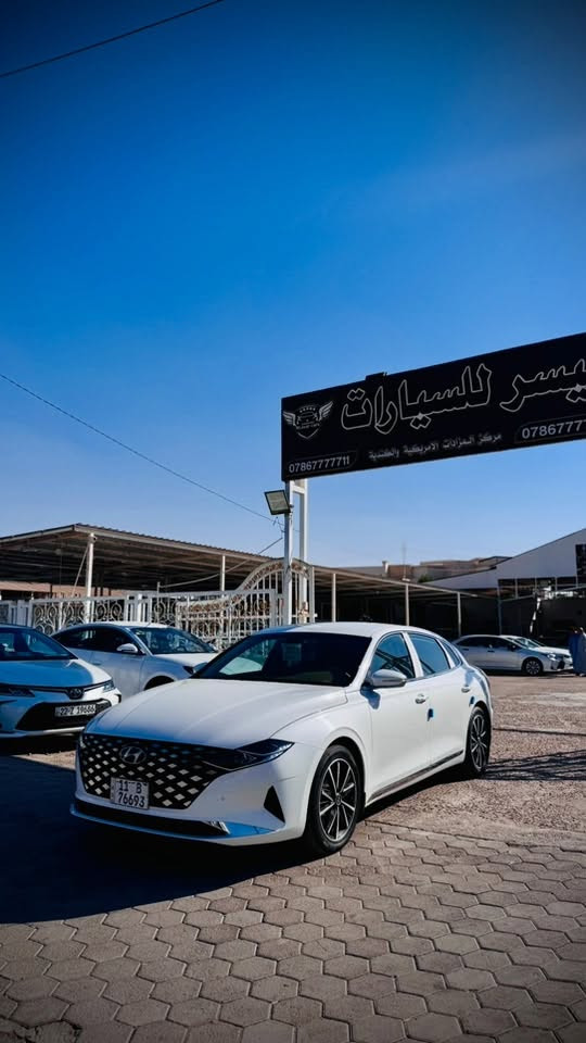 الفخامة الكورية بأبهى صورها… 🇰🇷🤍

للبيع هيونداي أزيرا 2023 لون أبيض لؤلؤي، سيارة تجمع بين الفخامة، القوة، والراحة، بحالة ممتازة جدًا، كاملة المواصفات ما عدا فتحة السقف.

✨ المواصفات:

* محرك V6 سعة 3.5 لتر.
* جير أوتوماتيك 8 سرعات.
* تشغيل بصمة ودخول ذكي.
* شاشة كبيرة مع Apple CarPlay وAndroid Auto.
* عدادات رقمية.
* مثبت سرعة ذكي.
* نظام المحافظة على المسار.
* مراقبة النقطة العمياء.
* فرامل طوارئ أوتوماتيكية.
* مقاعد جلد كهربائية مع ذاكرة.
* تبريد وتدفئة للمقاعد الأمامية.
* مكيف أوتوماتيك ثنائي المناطق.
* شاحن لاسلكي.
* إنارة داخلية محيطية.
* مصابيح LED كاملة.

السيارة نظيفة جدًا، استخدام شخصي، جاهزة للفحص بأي مكان، ولا تحتاج أي مصروف.

📞 للاستفسار والمراسلة على الخاص.

***********
