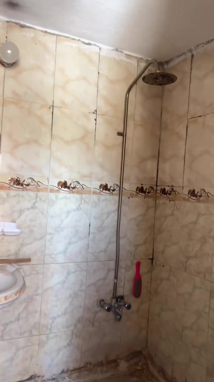 مشتمل طابق اول للايجار معزول
يحتوي على صالة مطبخ غرفة نوم خدمات
العنوان حي القاهرة ناجي عواد ظهر تانكي مي 
للاستفسار : ***********☎️
