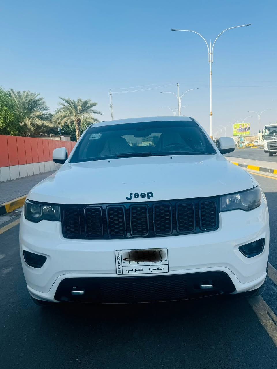 جيب شيروك بلاك توب 2017                                                           فول عدا الفتحه 
فور ويل 
شاشه 
تحكمات 
توقف ذاتي 
جنطه كهرباء 
حادث خفيف 
السعر 188
***********
