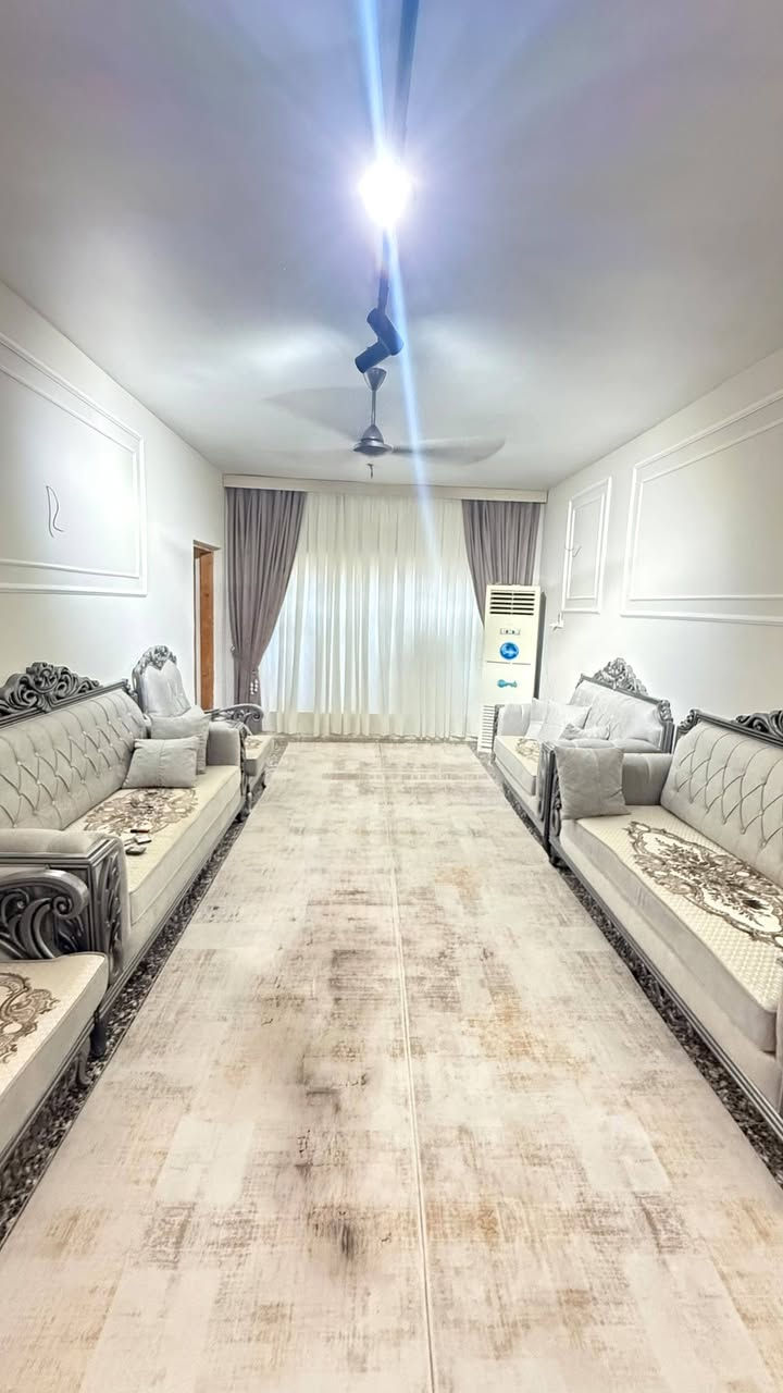 مرحبا بيت 200متر طابق واحد منطقة ٤الف محطة غاز الخدمات قريب شارع العام يحتوي ع غرفتين ومطبخ وصالة استقال كبيرة مع صحيات وكراج كبير علما البيت نظيف جدا للاستفسار التواصل ع الرقم *********** يوجد واتساب أيضا
