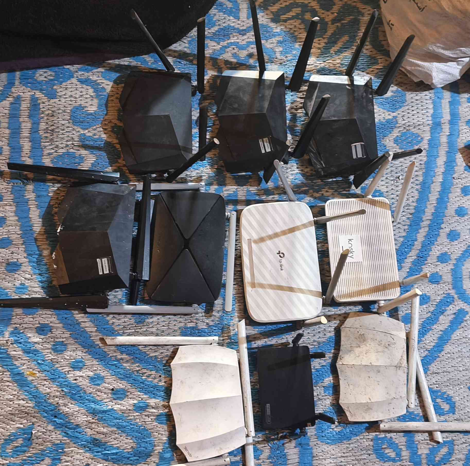 سلام عليكم 
روترات ديكو عدد ٩
روترات 1200 عدد 10
روترات تبلنك 450 عدد 12
للستفسار ***********
