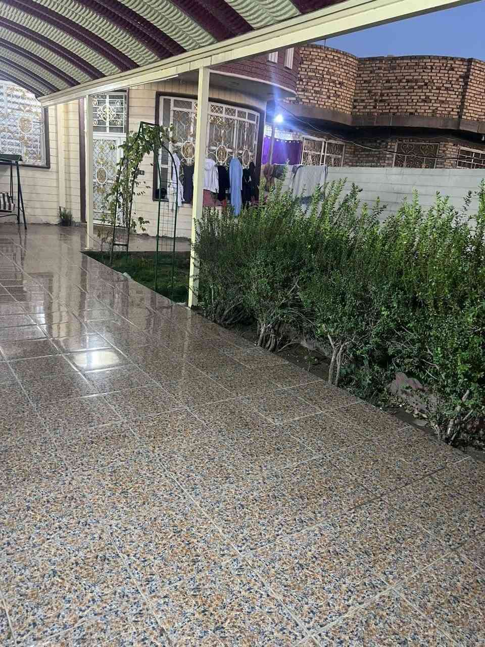 السلام عليكم دار للبيع مساحة ٣٠٠ يتكون من غرفتين وهوال واستقبال ومجمع صحي الموقع نزلة سعد بيجو بيت نضيف وجديد  السعر 140 رقم الهاتف ***********
