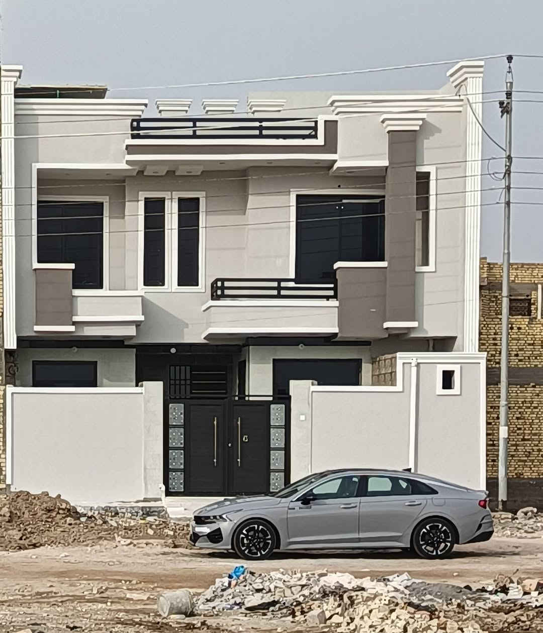 السلام عليكم ورحمه الله وبركاته
بيت للايجار مجاور مركز الكرادي 

تفاصيل البيت.6غرف نوم 
.استقبال وصالات 2
.مطبخ حار وبارد
مجاميع صحيه عدد 3
حديقه 
.كاونتر تركي درجه اولى 
.سبالات عدد 3
مراوح 16مروحه 
گيزرات عدد 2
ماطر ماء 
مغاسل عدد ثلاثه البيت جاهز من كل الخدمات 
ملاحظه.
الي يقرأ التفاصيل ومايكدر ع ايجاره الله يكون بعونه واكو بيوت ع گد حاله 
***********
