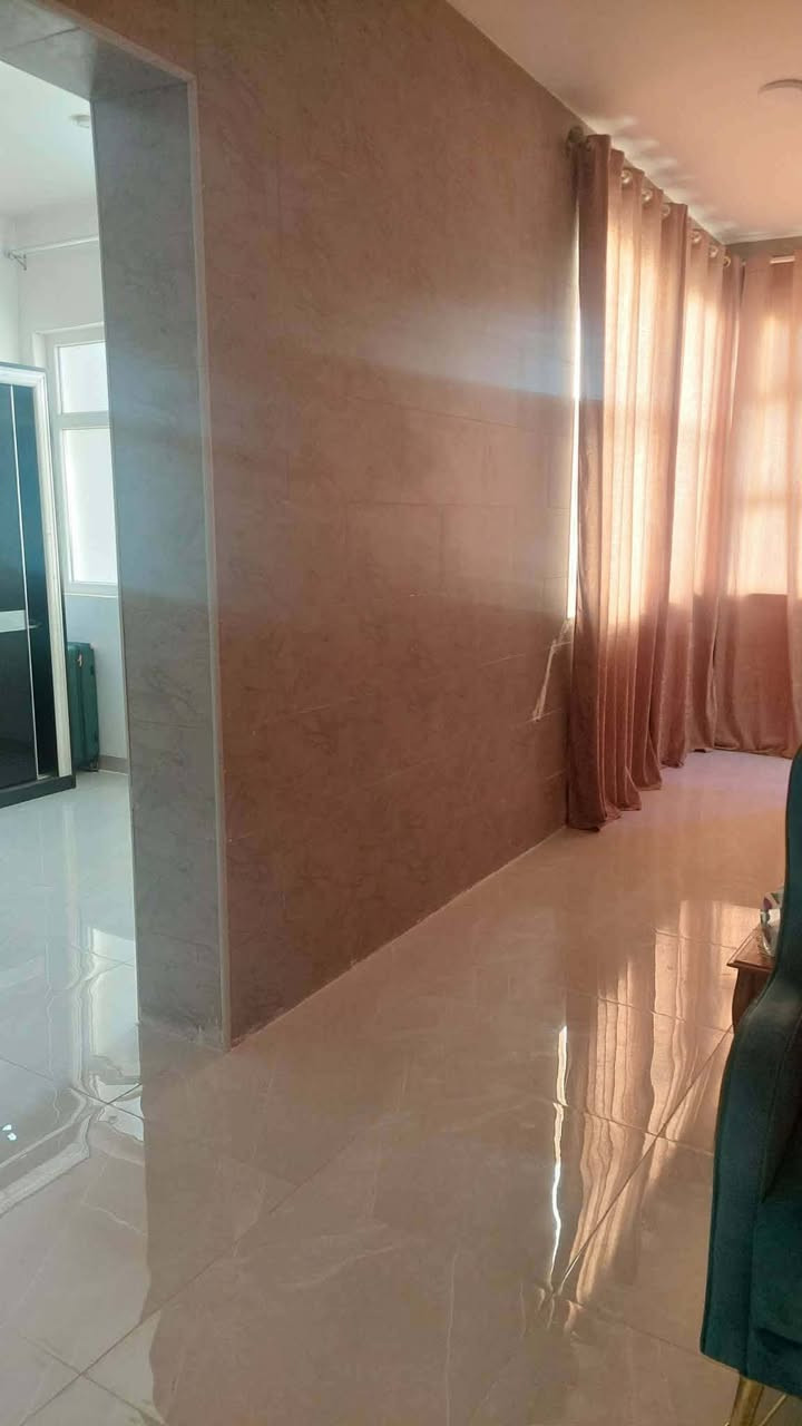 بيت ١٥٠ متر بناء حديث مودرن سنة البناء قبل سنه طابقين ونص نضام الغرف سويتات البيت كل حيطانه بورسلين عدا السقوف بورك الاتصال ***********
