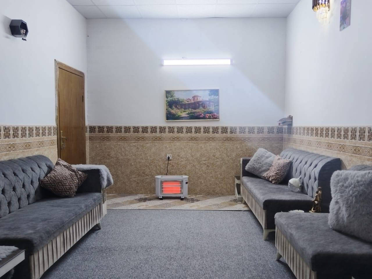 منزل 100م طابقين للبيع في شارع ركن الجامعة بالقرب من سكلة عيسى، قريب على شارع الزوار
- *الطابق الأول:*
    - غرفة نوم
    - صالة
    - استقبال
    - مطبخ
    - حمام داخلي
    - تواليت خارجي
- *الطابق الثاني:*
    - غرفتين نوم
    - صالة
    - حمام
    - صحيات
بسعر 85 مليون
للاستفسار: ***********
