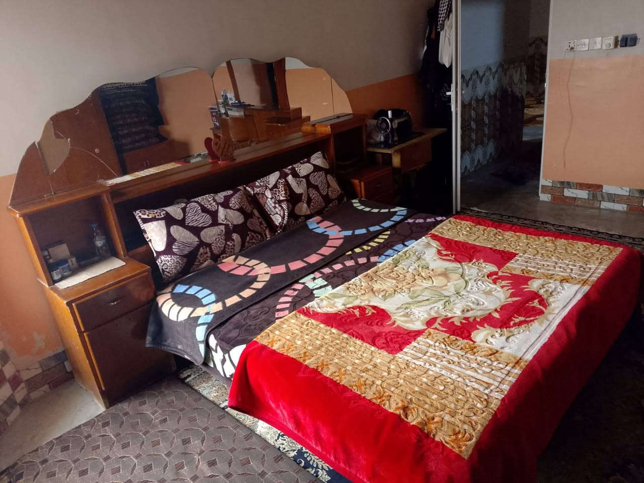 السلام عليكم #غرفة_نوم_ للبيع
#السعر 350 وبيها مجال المكان الشرقاط اسديره
***********
