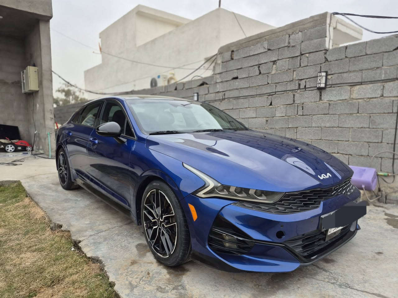 السلام عليكم
للبيع K5 موديل 2022 GT تيربو فول مواصفات
مواصفاتها 
مكينه 2500 تيربو

بك لايت LED

أشاير بالمري 

بانوراما 

رادارات محيطيه امامي خلفي جانبي 
بريك تلقائي 
وضع الهدوء اثناء الاتصال 
شاشه كبيرة 

قياده ذاتيه 

توقف ذاتي 

تحديد مسار  
مثبت سرعه
شاشة اعطال  
هندبريك بصمه 

٤ وضعيات قياده 

شحن لاسلكي 

اوتو هولد 

كرسي السائق كهربائي جلد 

تدفئة مقاعد إماميه 

سماعات + مضخم صوت  

داخل اسود جلد مختم GT  

وباقي المواصفات معروفه 

ماشيه 70 ألف كيلو

حادثه خفيف بالمازدة اليسرة  يعني طارف الجاملغ والبنيد و مبدلات 
الباب خلف السائق بيه بارد
السيارة كله ليبل،واحد ماعد البنيد والجاملغ،الايسر 
مكفوله من الشواصي واللغود 
كير مكينه كله بلادي  
رقم بغداد باسمي تحويل ثاني يوم
مكان السيارة بغداد
السعر 186 وبيه مجال 

للتواصل ***********
