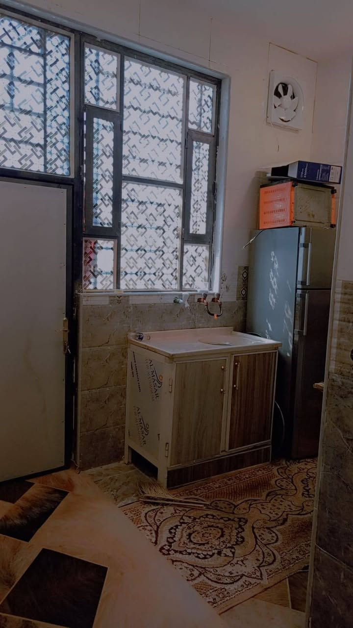 بيت بلديه شارع حمدان ريسي يبعد ١٠متر تبليط وماوكهربا يحتوي على قرفتين وصاله ومطبخ ستقبال وحمام ومدخل حمام خرجي كهربائيّ ماء السعر ٣٥مليون وبي مجال اتصل ***********
