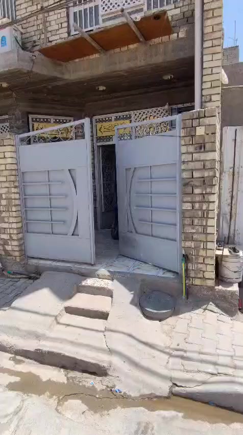 السلام عليكم دار للبيع 70متر طابو صرف جسر ديالى حي الحكيم قرب مدرسه موسى الكاضم الطابق الاول استقبال ومطبخ وصاله وصحيات والطابق الثاني غرفتين نوم وصاله وصحيات بناء حديث *********** بي واتساب
