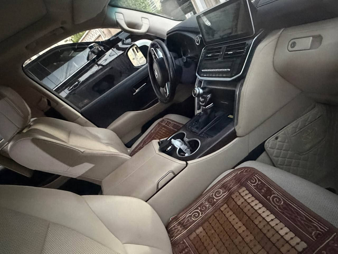 السلام عليكم لاندكروز بريمية gxr 2022شكل جديد محرك ٤٠٠٠ تنفس طبيعي مكفولة من الصبغ والحادث ماشيه ٦٧كم مواصفات كشنين كهرباء كامرات محيطيه حساس امامي خلفي صندوق كهرباء رادار مري شفط ٣شاشات وباقي المواصفات المعروفه السعر ٦٣ وبيها مجال بسيط مكاني بغداد الكرخ.   للاستفسار *********** بغداد, العراق
